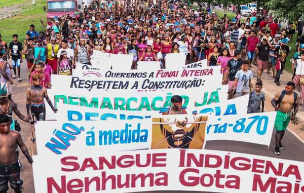 Los pueblos Awa, Kaapor, Guajajara, Tremembé y Gamela protestan hoy en Santa Inés, Estado Maranhão en Brasil. Salieron a las calles en contra de las políticas anti-indígenas del presidente Bolsonaro.