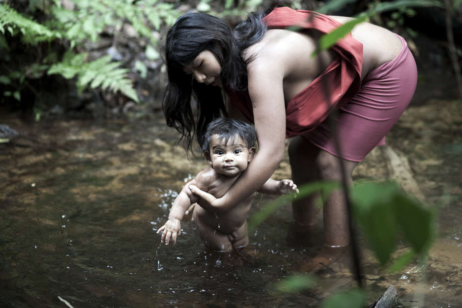 In Brasilien leben die Mütter der Awá – eines von nur zwei nomadischen Jäger und Sammler-Völkern im Land – schon immer gleichberechtigt mit den Awá-Männern. 

Einige Awá haben mehrere Ehemänner, was als Polyandrie bekannt ist.