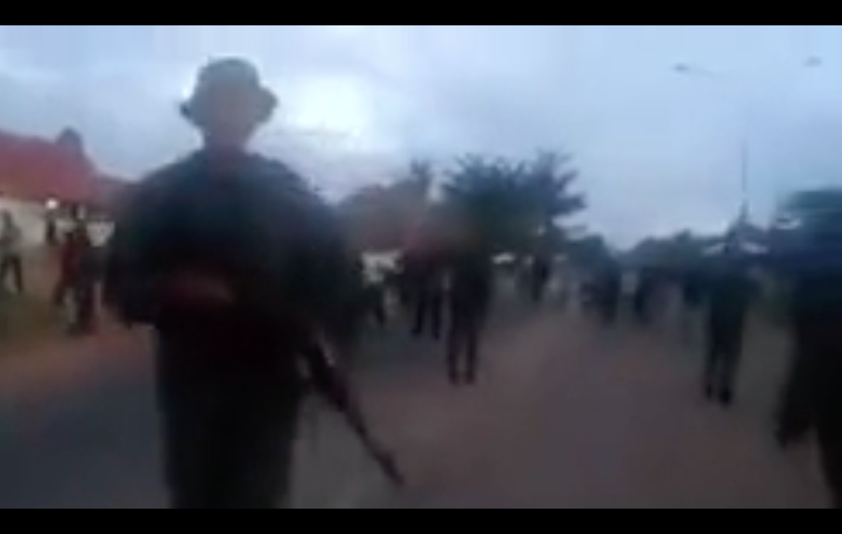 Standfoto aus einem Video, das Survival geschickt wurde. Venezolanisches Militär schießt auf eine Gruppe von Pemon, 22. Februar 2019