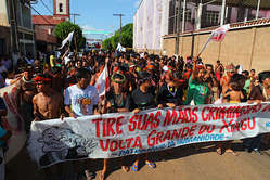 Des centaines de leader indiens du Brésil, riverains et tous ceux affectés par le barrage se sont réunis pour discuter et manifester contre le projet de développement de Belo Monte qui anéantira leur mode de vie.