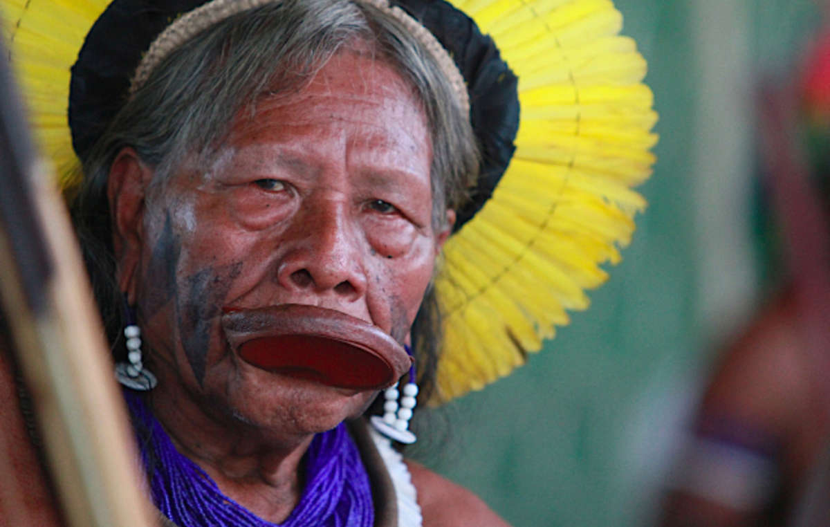 Anführer der Kayapo Indigenen bei einem Protest gegen Belo Monte, der ihre Lebensweise zu zerstören droht.