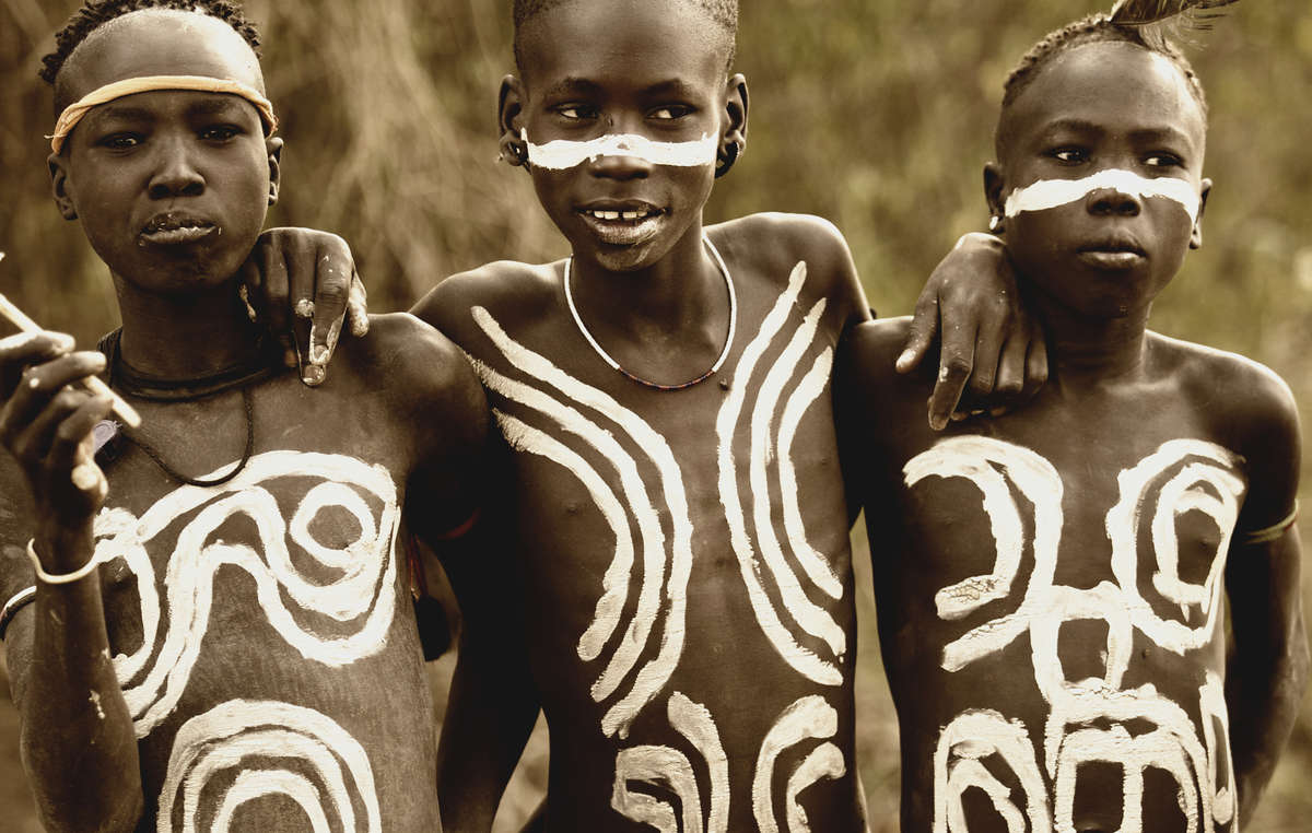 Niños indígenas de Etiopía.