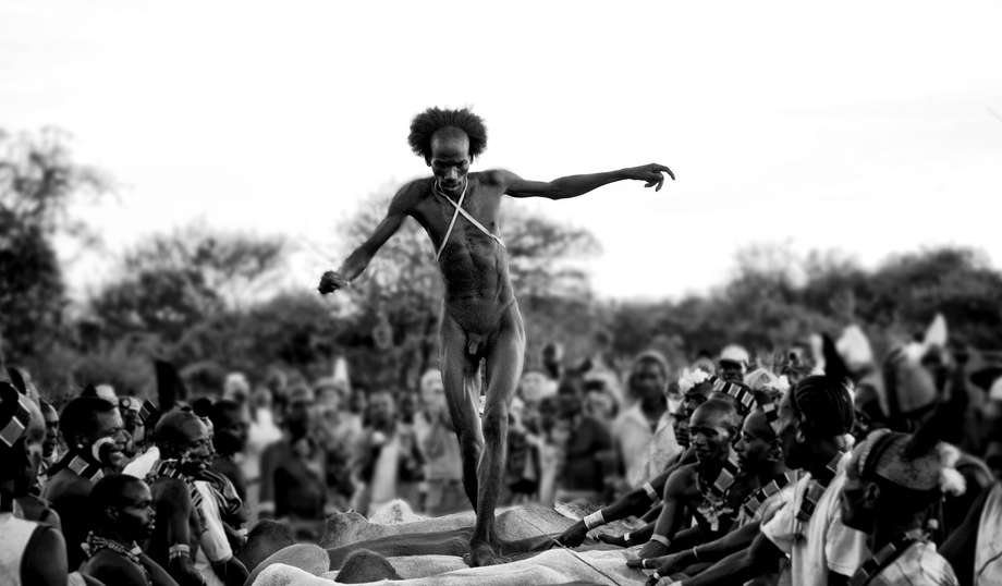 Bei den Hamar, einem "indigenen Volk des Unteren Omo Tals":http://www.survivalinternational.de/indigene/omo in Äthiopien, ist ein Mann erst erwachsen, heiratsfähig und darf Kinder aufziehen, wenn er einen Sprung über eine Reihe von Rindern vollzogen hat. 

Vor diesem Rinder-Sprung wird sein Kopf zum Teil kahlgeschoren und sein Körper mit Dung eingerieben, um ihm Kraft zu geben. Die Rinder werden ebenfalls eingerieben, damit ihre Haut rutschig wird. Bänder aus Baumrinde werden in einem Kreuz um den Körper gebunden, um dem Hamar-Mann spirituellen Schutz zu geben. 

Wenn ein Mann beim Rinder-Sprung versagt, kann das für ihn beschämend sein, aber weitere Versuche sind erlaubt. 

Das unter Tal des Omo-Flusses gilt seit Tausenden von Jahren als kultureller Schmelztiegel, in dem eine große Vielfalt von Wandervölkern zusammenkommen. 

Heute jedoch droht der Bau eines massiven Wasserkraftwerkes den Fluss abzuschneiden und somit den natürlichen Überschwemmungszyklus zu unterbrechen. Der hoch spezialisierte Schlickanbau der indigenen Völker würde so in Gefahr gebracht werden. 