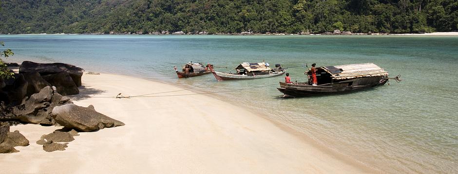 Les Moken sont un peuple austronésien semi-nomade vivant dans l’archipel  des Mergui. Composé d’environ 800 îles dans la mer d’Andaman, cet archipel est revendiqué à la fois par la Birmanie et la Thaïlande.

Les Moken auraient émigré du sud de la Chine vers la Thaïlande, la Birmanie et la Malaisie il y a approximativement 4000 ans. Ils vivent la plupart de l’année sur leurs bateaux en bois appelés kabang, qu’ils construisent eux-mêmes. Ils se déplacent en flotilles d’îles en îles, selon les circonstances et le sens des vents à la recherche de nourriture, pour des raisons de sécurité ou de santé. Ils ont depuis toujours rejeté les possessions matérielles ainsi que la technologie. 

Ils vivaient traditionnellement dans des maisons temporaires sur pilotis sur la côte est des îles, à l’abri des vents de tempêtes - comme le font encore les familles semi-nomades - de mai à octobre, lorsque la mousson du sud-ouest amène les fortes pluies et les  grands courants. 

Mais aujourd’hui, la vie maritime des Moken, qui n’est délimitée par aucune frontière, est en danger. Ce peuple pacifique a constamment été persécuté par les autorités birmanes et thaïlandaises qui se méfient de leur mode de vie indépendant et qui ont tenté de les sédentariser dans des parcs nationaux. 

Le nombre de Moken semi-nomades a diminué ces dernières années en raison de la régulation politique post-tsunami, des compagnies pétrolières de forage off-shore et des gouvernements qui saisissent leurs terres pour développer le tourisme et la pêche industrielle. ‘Aujourd’hui, les grands bateaux viennent et prennent tout le poisson. Je me demande ce qu’ils feront quand l’océan sera vide’, rapporte Hool Surivan Katale au réalisateur Runar J. Wilk, qui a récemment créé le site internet MokenProjects pour sensibiliser l’opinion publique internationale sur leur situation. De nombreux Moken sont désormais sédentarisées dans des villages de huttes en bambou, vendant de l’artisanat et travaillant comme bateliers, gardiens ou éboueurs dans l’industrie du tourisme.

Cependant, quelques familles moken continuent de naviguer sur les eaux turquoises de l’archipel Mergui sur leurs kabang  durant 7 à 8 mois de l’année. ‘Pour nous les Moken, l’océan est tout notre univers’, dit Hook Suriyan Katale.

La photographe Cat Vinton a passé six semaines dans les Îles Surin avec Pe Tat, Sabi et leurs enfants, une famille semi-nomade.
