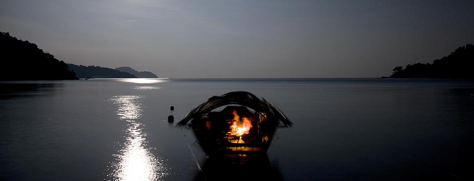 Sous la pleine lune de la mer d’Andaman, Pe Tat, Sabai et leurs enfants dînent à bord de leur kabang.

Ils sont l’une des dernières familles semi-nomades qui naviguent encore sur les eaux claires et profondes des Îles Surin. 

‘Les Moken sont comme les tortues’, dit Pe Tat, ‘Nous avons toujours vécu entre mer et terre. C’est ce que nous connaissons, ce que nous sommes et ce à quoi nous appartenons.’
