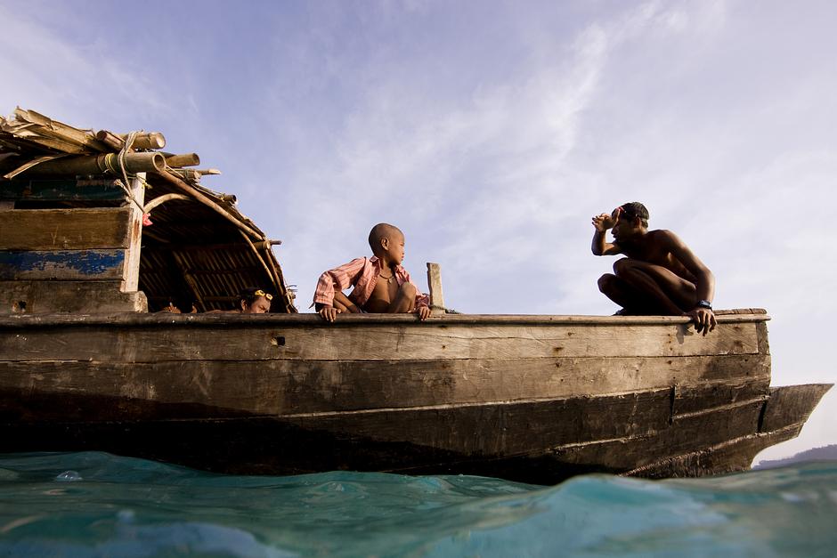 La historia oral de los mokenes es rica en el conocimiento del mar, de los vientos y de los ciclos lunares.

Una leyenda cuenta la historia del _la-boon_, o "la ola que se come a la gente". Dice el cuento que justo antes de que llegue el _la-boon_ el mar retrocede.

Cuando las olas retrocedieron poco antes del tsunami asiático de 2004, los ancianos de una comunidad moken en Tailandia reconocieron las señales y condujeron a su comunidad y a los turistas a la seguridad de un lugar elevado
