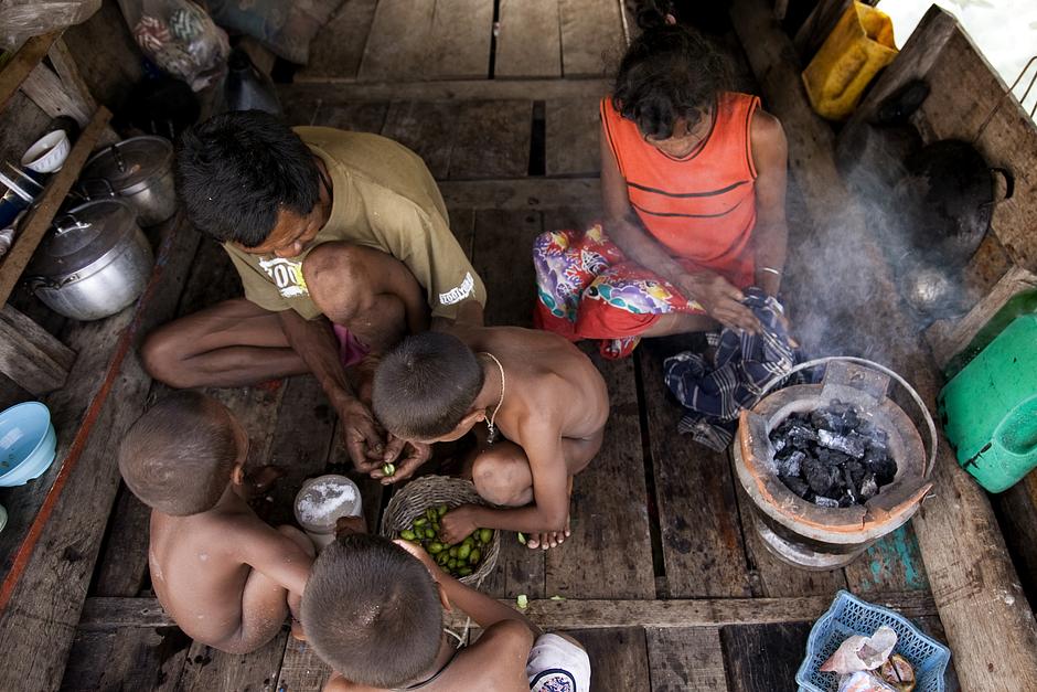 Pet Tat, Sabi et leur famille dépendent également des ressources de la forêt telles que les fruits, les racines, le miel et l’igname sauvage ; plus de 150 espèces de plantes sont utilisées pour la nourriture, la médecine, les matériaux de construction et le carburant.

Pendant la mousson, les familles moken dont le mode de vie est encore traditionnel cultivent le riz et le mil sur le rivage et chassent le gibier tel que le sanglier sauvage et la petite biche.
