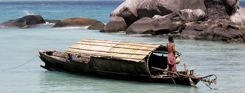 Le kabang de Pet Tat, ouvert aux deux extrémités, est amarré à proximité d’un cap granitique des Îles Surin. 

Traditionnellement, le kabang des Moken est construit en bois et ses différentes parties sont liées entre elles par du bambou et du rotin. Sa coque est sculptée, la poupe en forme de fourche et le toit en feuilles de palmier séchées. Seules quelques espèces d’arbres sont utilisées pour la construction du kabang, comme le rakam (Salacca), une plante fibreuse qui gonfle lorsqu’elle est mouillée. Les feuilles de Pandanus sont quant à elles utilisées pour tisser des nattes, des paniers et des boîtes.

Selon l’anthropologue Jacques Ivanoff, dans le mythe de la création des Moken, la reine ancestrale d’une île nommée Sibian, a ordonné que le kabang représenterait le corps humain avec, à l’avant du bateau, une bouche qui mange (‘makan okang’) et l’arrière qui défèque (‘mae butut’). 


