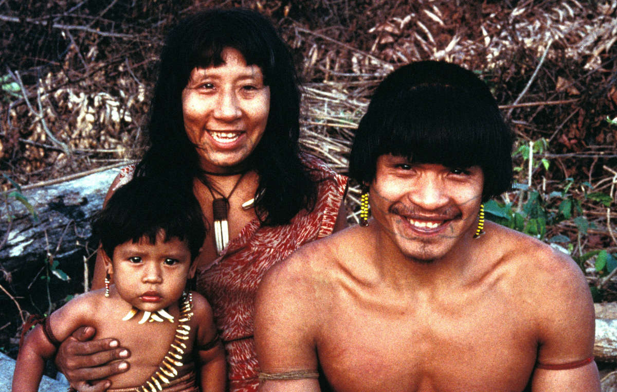 Os Uru Eu Wau Wau são conhecidos por tatuarem o contorno de seus lábios com jenipapo, uma tinta preta feita da fruta amazônica.