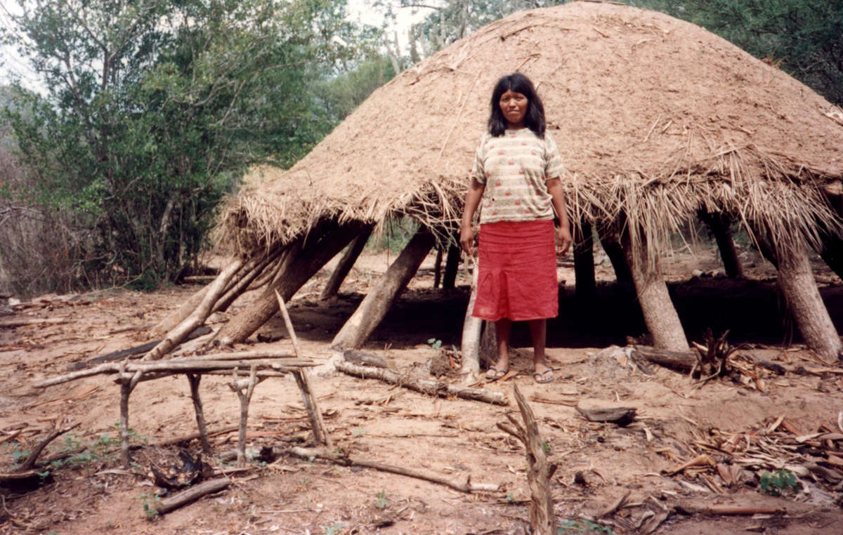 Eine Frau der Ayoreo bei einem Haus, das wegen Abholzung verlassen wurde.