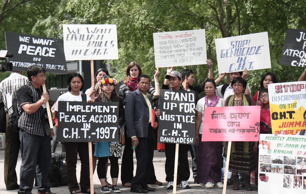 Un grupo de jummas y de indígenas de todo el mundo piden que se respete el tratado de paz de las Chittagong Hill Tracts frente a la sede de Naciones Unidas en Nueva York.