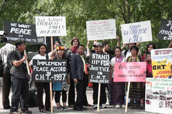 Die Jumma und Mitglieder anderer indigener Völker fordern vor der UN in New York, dass das Friedensabkommen der Chittagong Hill Tracts eingehalten wird.
