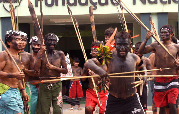 Yanomami Indians seize plane in health protest - Survival International