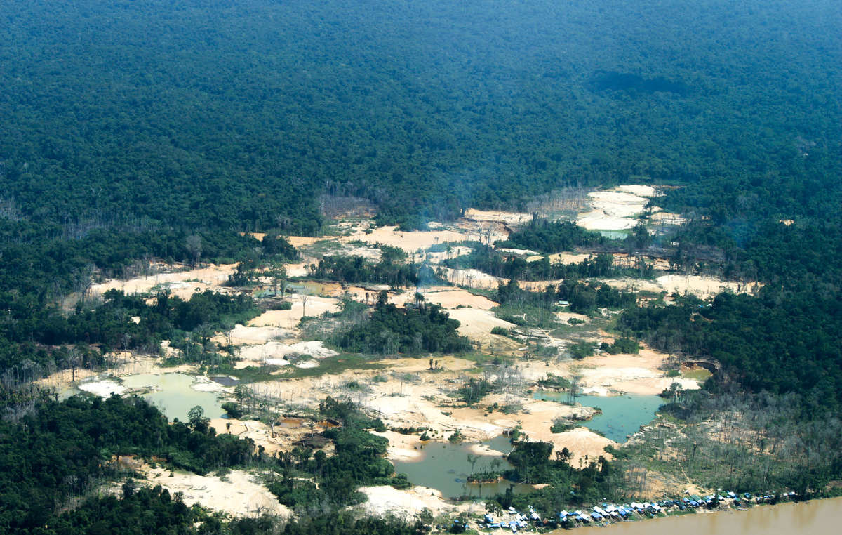 Esse é apenas um dos vários garimpos ilegais no território Yanomami