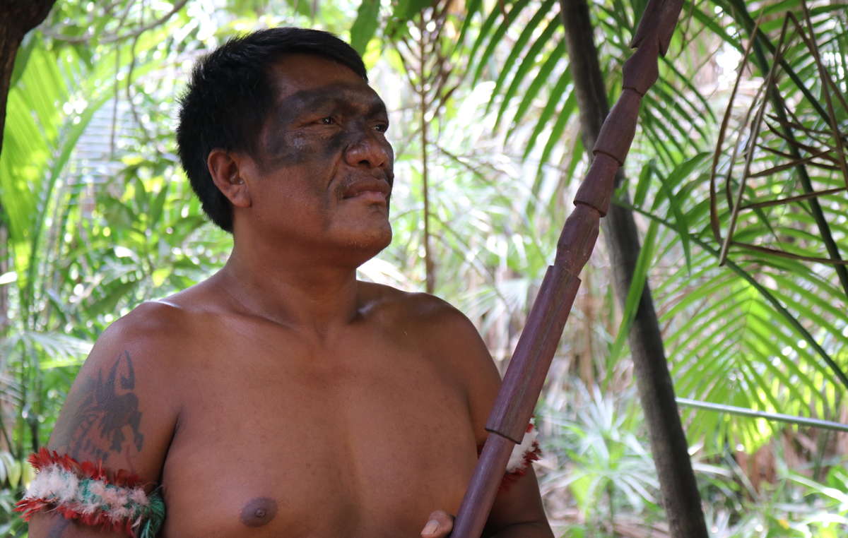 Guardián Guajajara en el noreste de la Amazonia brasileña