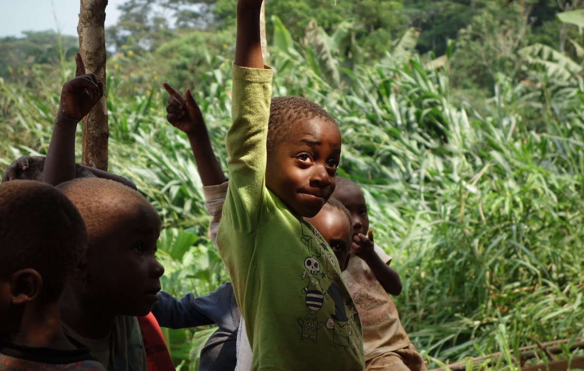 Uma criança Baka estudando com o projeto de educação indígena Dois Coelhos, em Camarões