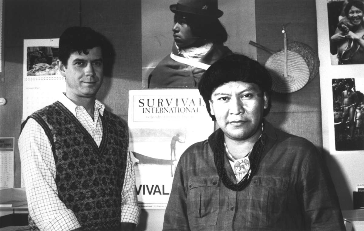 Davi Yanomami y el director de Survival International, Stephen Corry, en 1989, durante el primer viaje que Davi hizo fuera de Brasil: Survival ganó el Rigjt Livelihood Award y pidió a Davi que lo aceptara en nombre de Survival