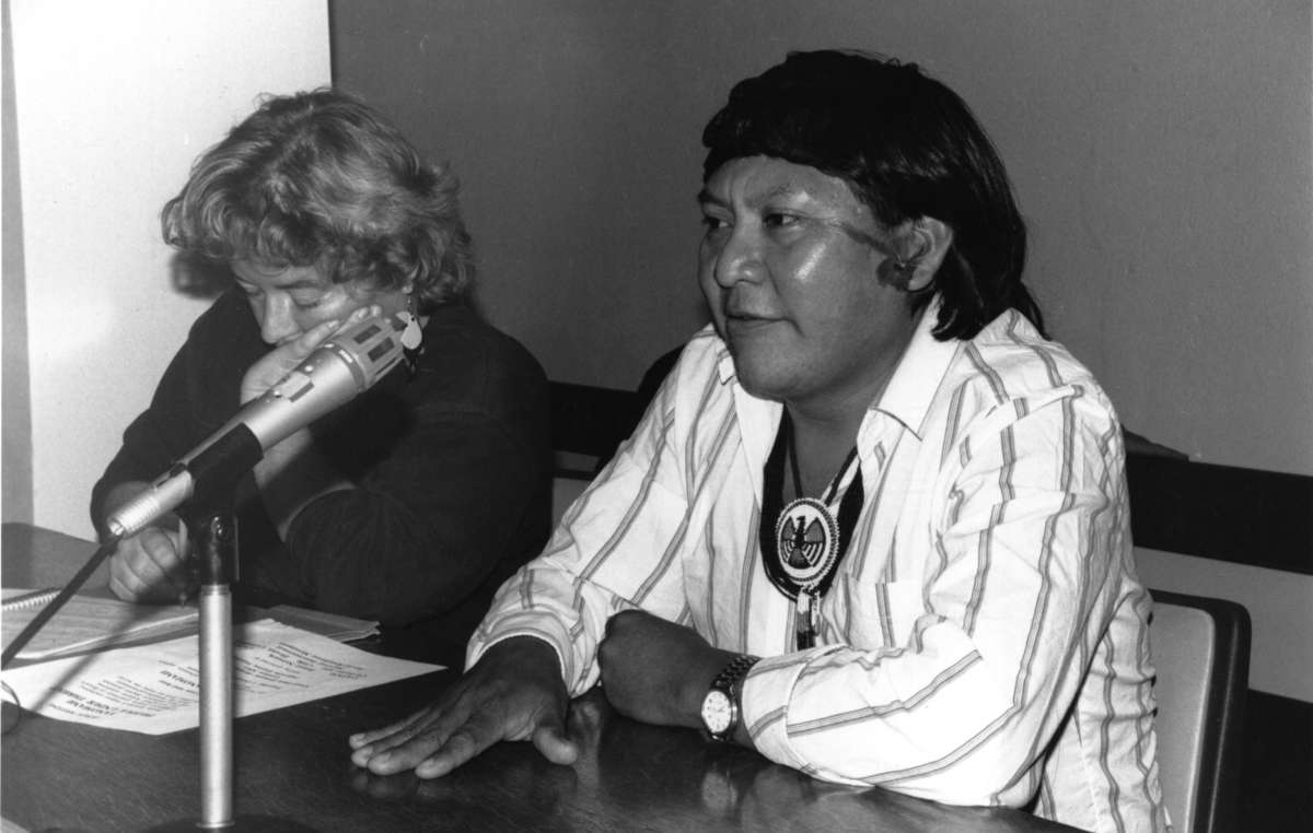 Davi y la investigadora Fiona Watson de Survival durante un evento público en el primer viaje de Davi fuera de Brasil, en 1989.
