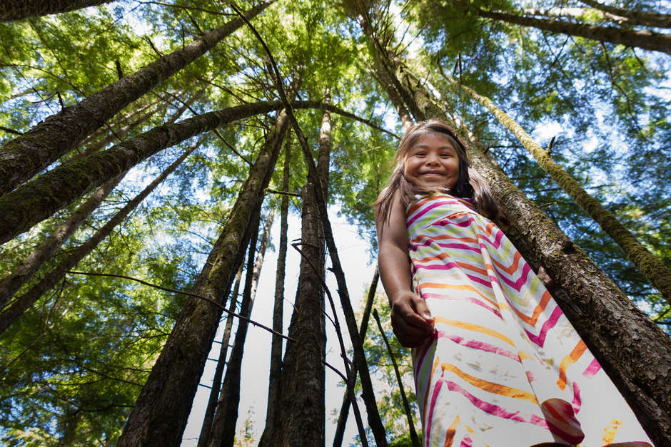 Bambina Tla-o-qui-aht, Columbia Britannica, Canada, 2014 – I popoli indigeni sono i migliori conservazionisti. Le loro terre custodiscono l’80% della biodiversità mondiale. Difendere i loro diritti territoriali è il modo più efficace per proteggere l’ambiente.