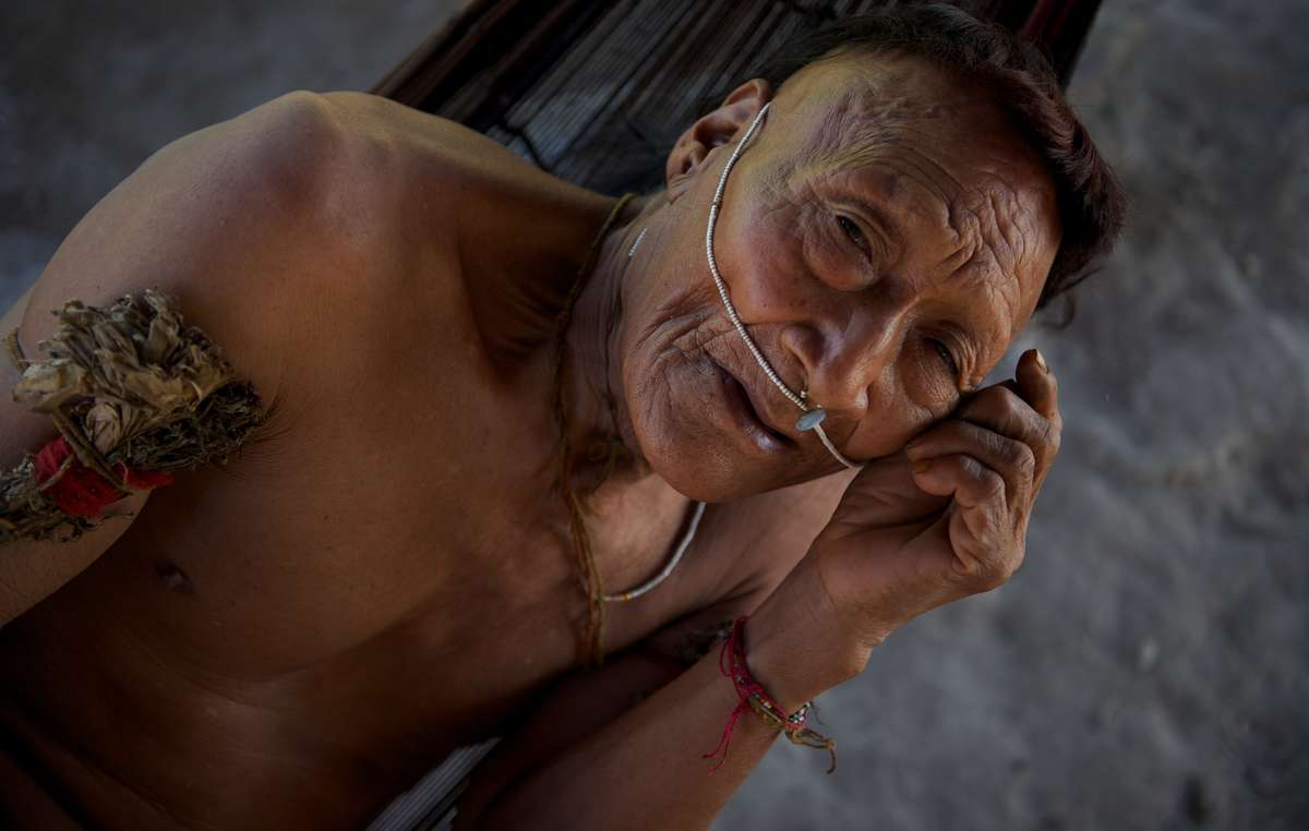 Raya, un anciano nahua, 2011. Más de la mitad de su pueblo fue exterminado. Si los planes de la carretera siguen adelante, muchos pueblos indígenas aislados podrían desaparecer.