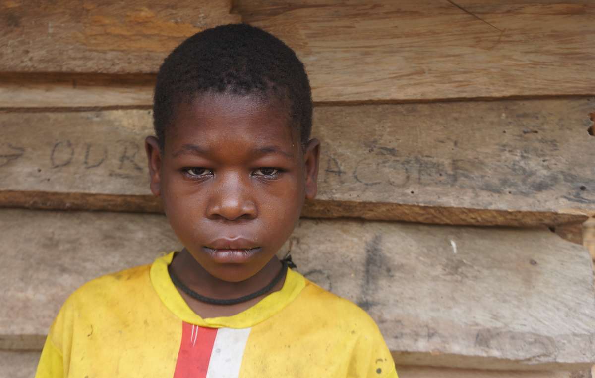 Survival presentó una queja ante la OCDE contra el abuso violento y el acoso que sufren los bakas en Camerún a manos de patrullas antifurtivos financiadas por WWF. Esta niña baka fue torturada por ellos cuando apenas tenía 10 años de edad.