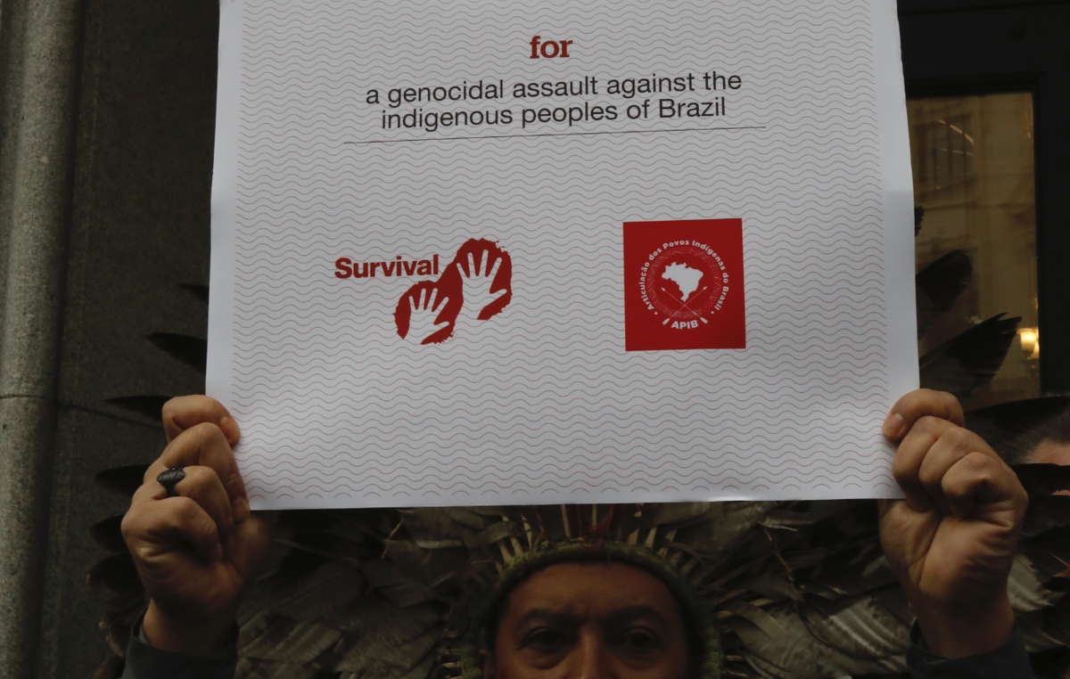 Kreta Kaingang consegna all’Ambasciata brasiliana di Londra il premio razzista dell’anno assegnato da Survival al Presidente Bolsonaro.