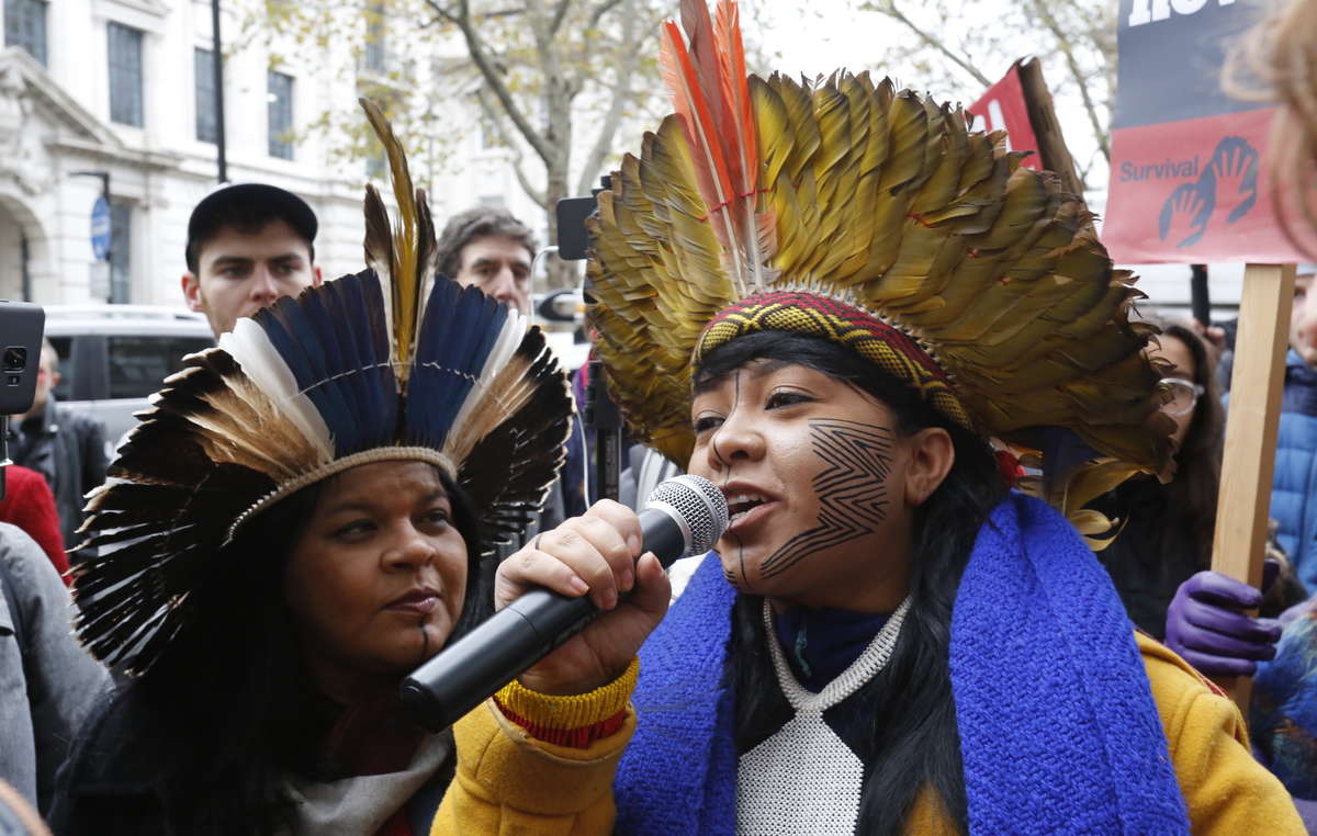 Celia Xakriaba s'exprime lors de la manifestation APIB/Survival devant l'Ambassade du Brésil à Londres