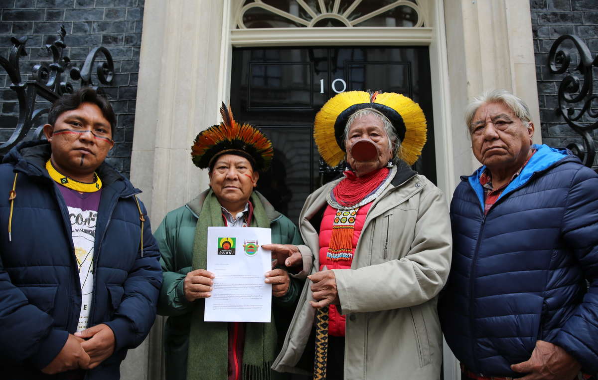 Dario Yanomami, Davi Yanomami, Raoni Metuktire e Megaron Txucarramae consegnano una lettera al numero 10 di Downing Street.