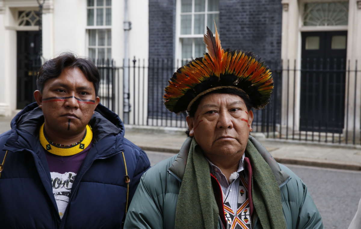 Raoni Metuktire, Davi Yanomami, Megaron Txucarramae e Dario Yanomami consegnano una lettera al numero 10 di Downing Street.