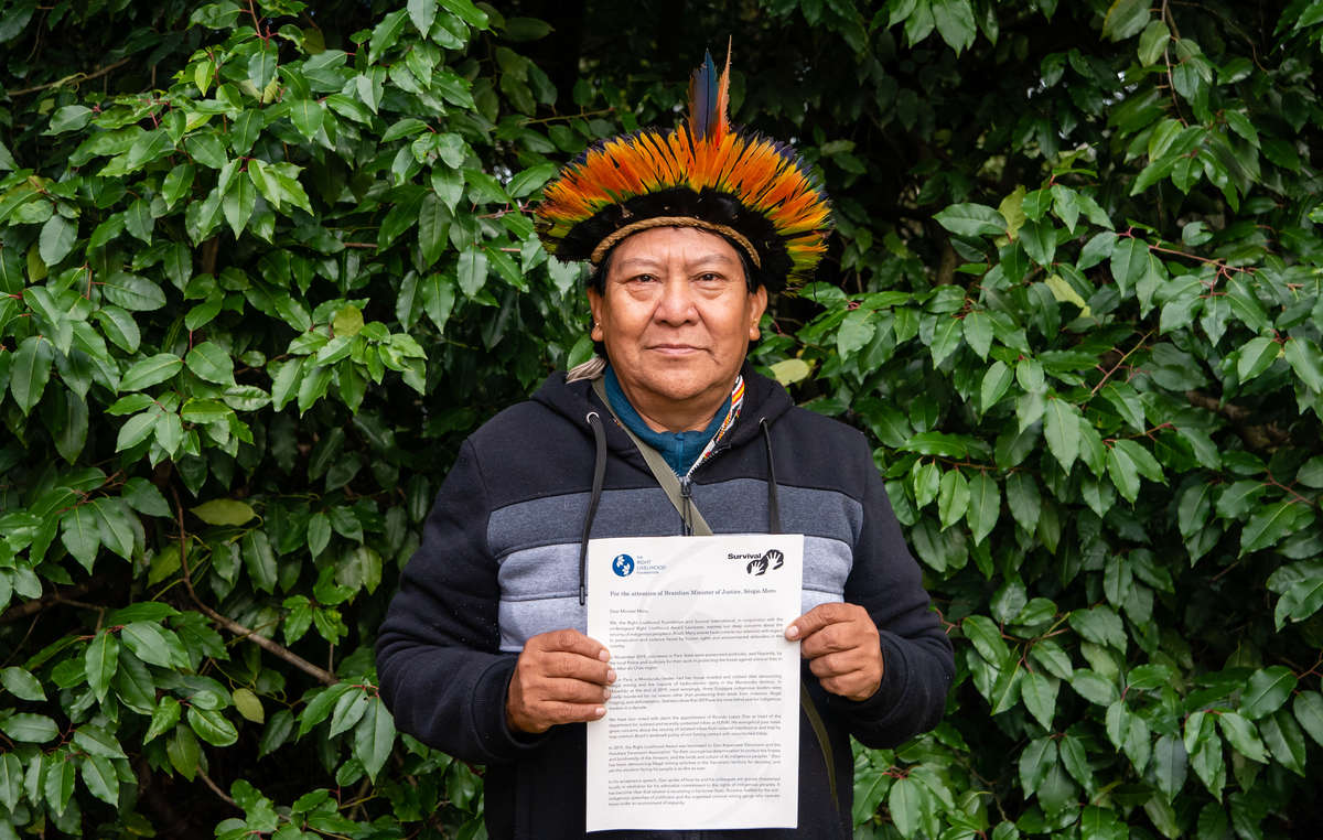 Davi Yanomami mostra carta dirigida ao ministro Sergio Moro expressando “profunda preocupação com a segurança dos indígenas” e pedindo ação urgente.