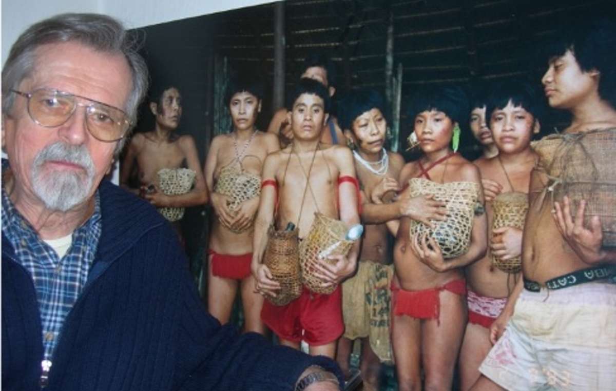 Carlo Zacquini, di fronte a una foto dei sopravvissuti al massacro di Haximu. Carlo è un missionario cattolico che dal 1965 vive e lavora con gli Yanomami, in Brasile. È cofondatore della Commissione Pro Yanomami, una Ong brasiliana che da 30 anni lotta per i diritti territoriali degli Yanomami, e ha giocato un ruolo determinante nella loro lotta per la sopravvivenza.