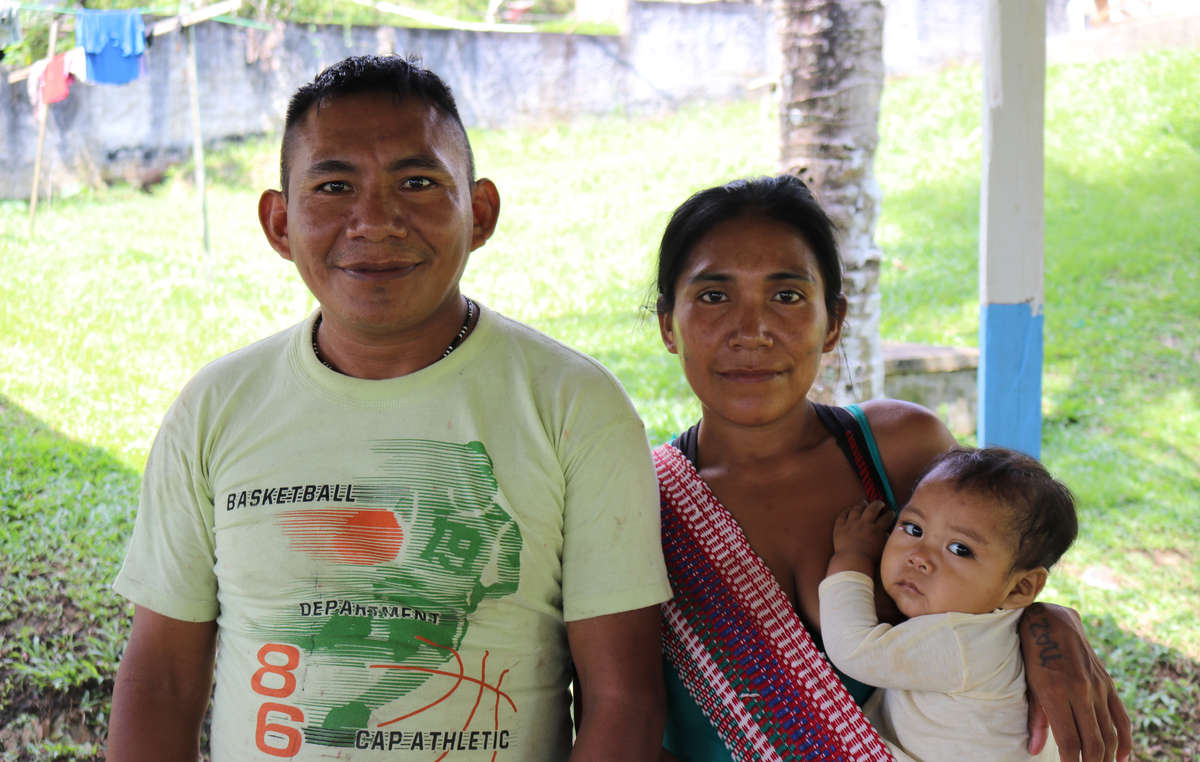 Um casal Tsohom-dyapa e seu bebê recém contatados, Vale do Javari no Brasil, Amazonas. A foto foi tirada no hospital indígena onde estavam para tratamento médico.