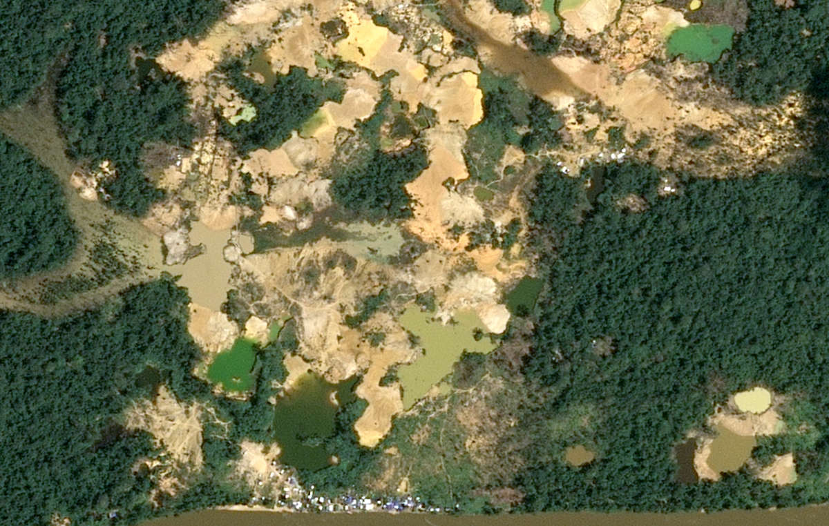 Campamento de minería de oro en el río Uraricoera, agosto de 2019.