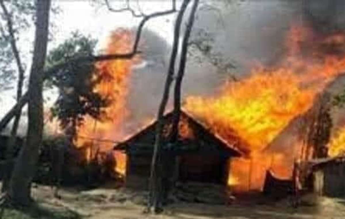 Una familia chepang junto a las cenizas del que fuera su hogar después de que trabajadores del Parque Nacional de Chitwan le prendieran fuego en plena estación de lluvias monzónicas.