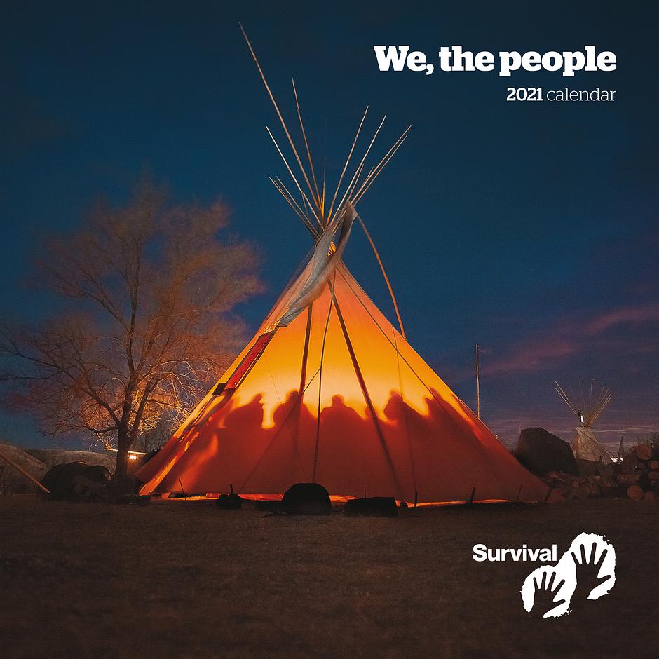 Očeti šakówiŋ, Standing Rock, EE.UU., 2016 - Matriarcas pertenecientes a diferentes pueblos se reúnen en un tipi en el campamento de resistencia contra el oleoducto Dakota Access Pipeline en Dakota del Norte, el hogar ancestral de los očeti šakówiŋ. Al día siguiente, los agentes de la ley del condado de Morton atacaron a estas guardianas del agua y la tierra con cañones de agua, a pesar de las temperaturas polares.

Puedes "comprar aquí el calendario de Survival 2021 “We, The People”":https://tienda.survival.es/collections/calendario-y-tarjetas/products/nuevo-calendario-2021-we-the-people.