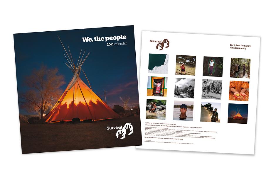 Portada del calendario “We, the People” 2021, de Survival International, el movimiento global por los pueblos indígenas. Agradecemos a todos los fotógrafos y fotógrafas que han hecho posible este maravilloso calendario.

 Puedes "comprar aquí el calendario de Survival 2021 “We, The People”":https://tienda.survival.es/collections/calendario-y-tarjetas/products/nuevo-calendario-2021-we-the-people. Todos los ingresos obtenidos por su venta financian el trabajo urgente de Survival por los pueblos indígenas.