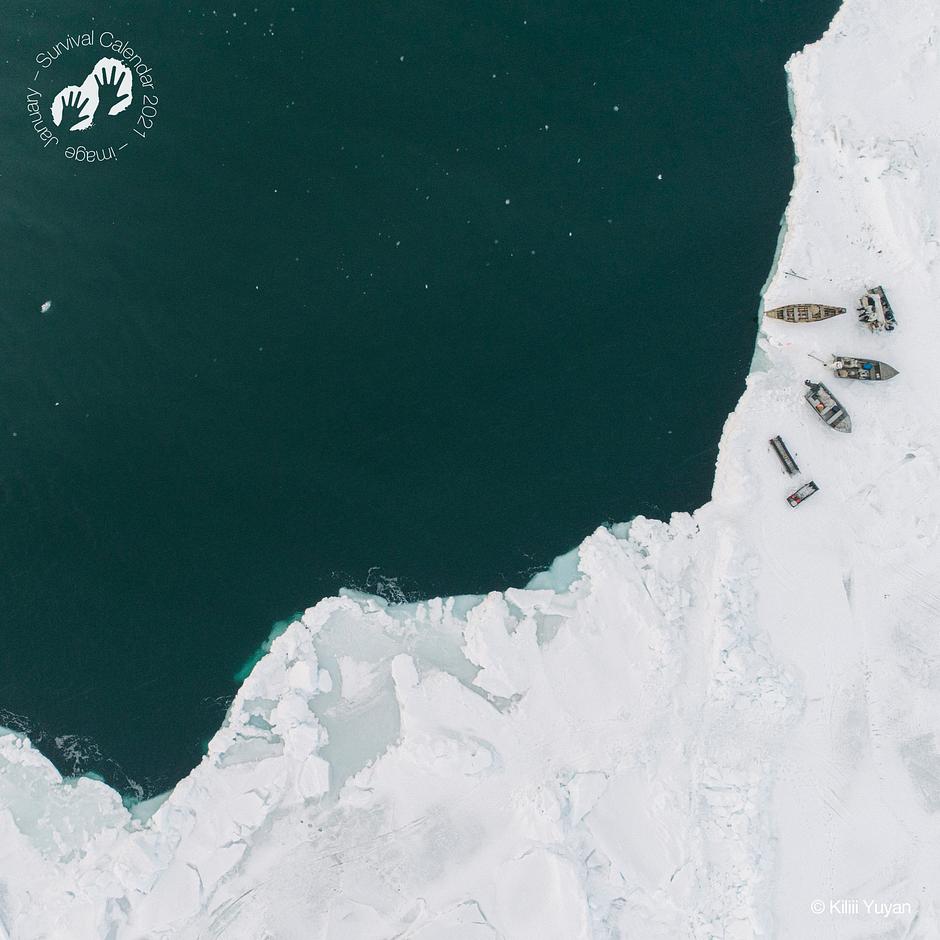 Iñupiat, Alaska, EE.UU., 2018 - El conocimiento de los hielos marinos es fundamental para la supervivencia del pueblo iñupiat. En los últimos años, el deshielo ha hecho que la caza y la pesca sean más difíciles, y que ir de una comunidad a otra sea más peligroso. Los pueblos indígenas son los que menos han contribuido al cambio climático, pero son los que pagan el precio más alto.

Puedes "comprar aquí el calendario de Survival 2021 “We, The People”":https://tienda.survival.es/collections/calendario-y-tarjetas/products/nuevo-calendario-2021-we-the-people.