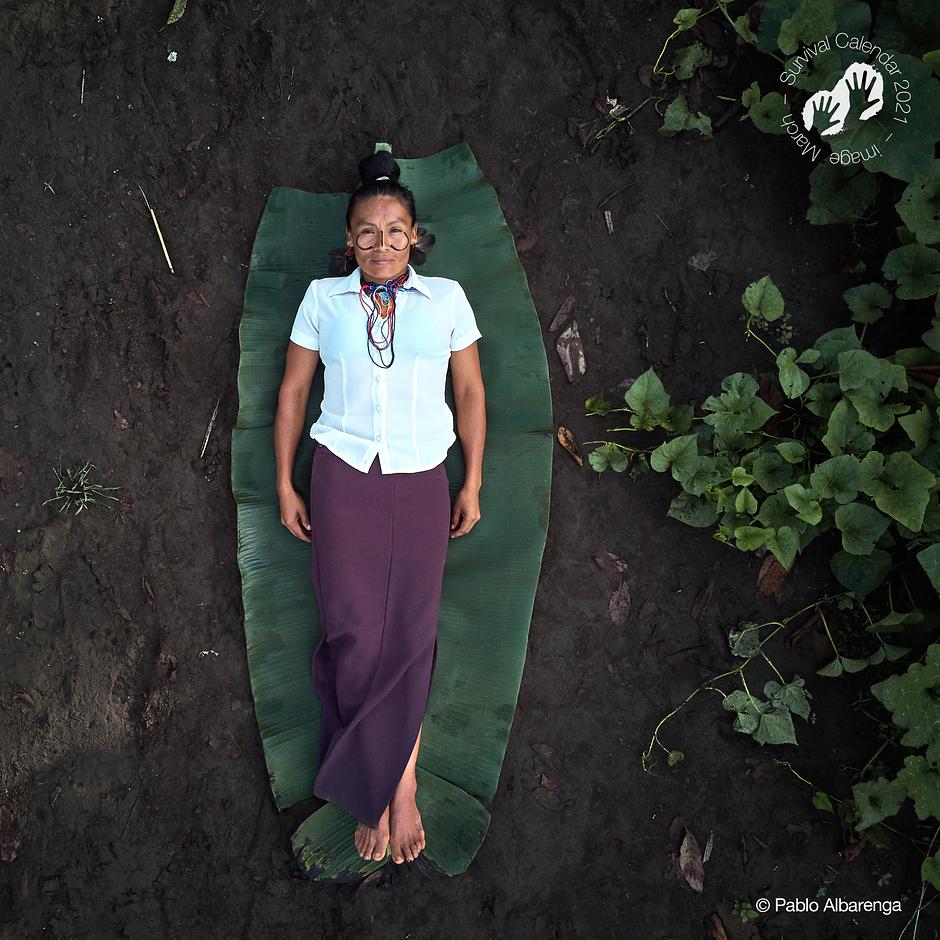 Achuar (Ecuador), 2020 - Verónica, una partera indígena achuar en su jardín, donde cultiva plantas medicinales para tratar a los pacientes. Junto a su pueblo, resiste y lucha contra la explotación y la destrucción de la selva amazónica en nombre del “progreso” y del “desarrollo”.

Puedes "comprar aquí el calendario de Survival 2021 “We, The People”":https://tienda.survival.es/collections/calendario-y-tarjetas/products/nuevo-calendario-2021-we-the-people.