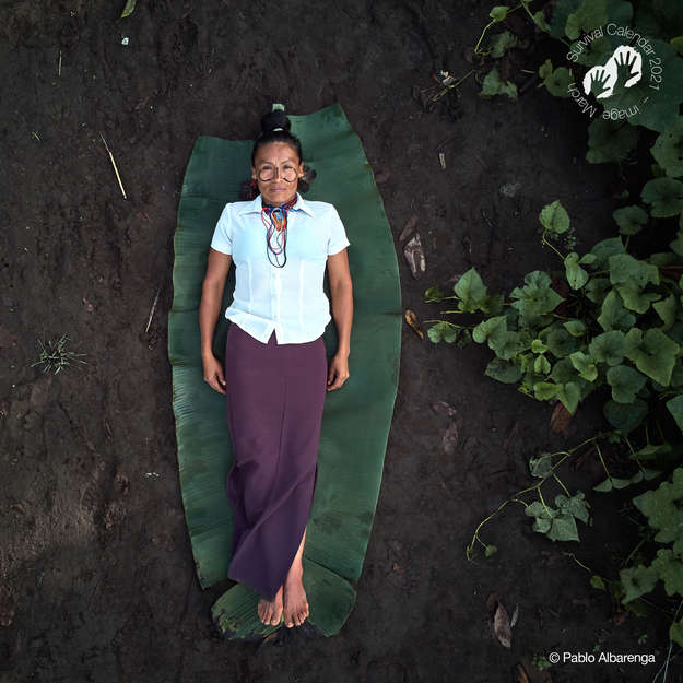 Achuar, Ecuador, 2020 – Veronica, un'ostetrica indigena Achuar, è ritratta nel suo orto, dove coltiva piante medicinali per curare le pazienti. Insieme al suo popolo, sta resistendo e combattendo contro lo sfruttamento e la distruzione della foresta amazzonica compiuti nel nome del "progresso" e dello "sviluppo".
