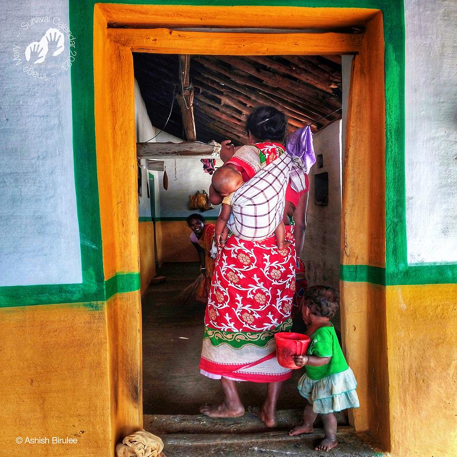 Ho, India, 2020 - En las comunidades indígenas de Jharkhand, las mujeres decoran sus hogares con colores para hacerlas hermosas. Para ellos, un invitado es como una bendición que llama a tu puerta. La diversidad humana es crucial para la supervivencia de la humanidad. Sin embargo, hoy en día, alrededor de dos millones de niños y niñas indígenas en varias partes del mundo estudian en “Escuelas de Fábrica”, escuelas residenciales de asimilación, donde son despojados de su identidad indígena y adoctrinados para “encajar” en la sociedad dominante.

Puedes "comprar aquí el calendario de Survival 2021 “We, The People”":https://tienda.survival.es/collections/calendario-y-tarjetas/products/nuevo-calendario-2021-we-the-people.