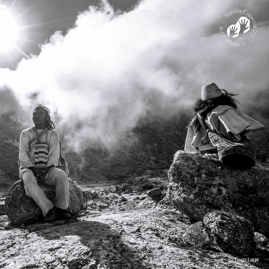 Arhuaco y Kogi, Colombia, 2020 - Para los pueblos arhuaco y kogi la Sierra Nevada de Santa Marta es el corazón de la Tierra y su papel es protegerla. Tratan de mantener el equilibrio en el mundo y su cosmología es increíblemente compleja. No es de extrañar que se llamen "Hermanos Mayores" y nos amonesten a nosotros, los "Hermanos Menores", por abusar de la Madre Tierra alterando su equilibrio.

Puedes "comprar aquí el calendario de Survival 2021 “We, The People”":https://tienda.survival.es/collections/calendario-y-tarjetas/products/nuevo-calendario-2021-we-the-people.