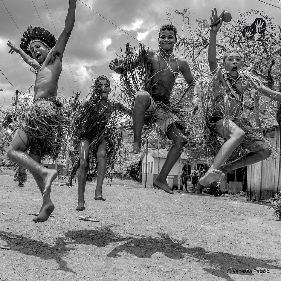 Tupinambá, Brasil, 2018 - “Soy yo, soy yo / no lo niego / soy Tupinambá / vivo en el ganso de piedra”. La tierra es la vida para los pueblos indígenas. Les da refugio y sustento, y es la base de su identidad y su sentido de pertenencia. El robo de tierras indígenas por parte de los colonizadores de América comenzó hace más de 500 años y continúa hoy en día. Destruye pueblos enteros, sus culturas y sus estilos de vida autosuficientes.

Puedes "comprar aquí el calendario de Survival 2021 “We, The People”":https://tienda.survival.es/collections/calendario-y-tarjetas/products/nuevo-calendario-2021-we-the-people.