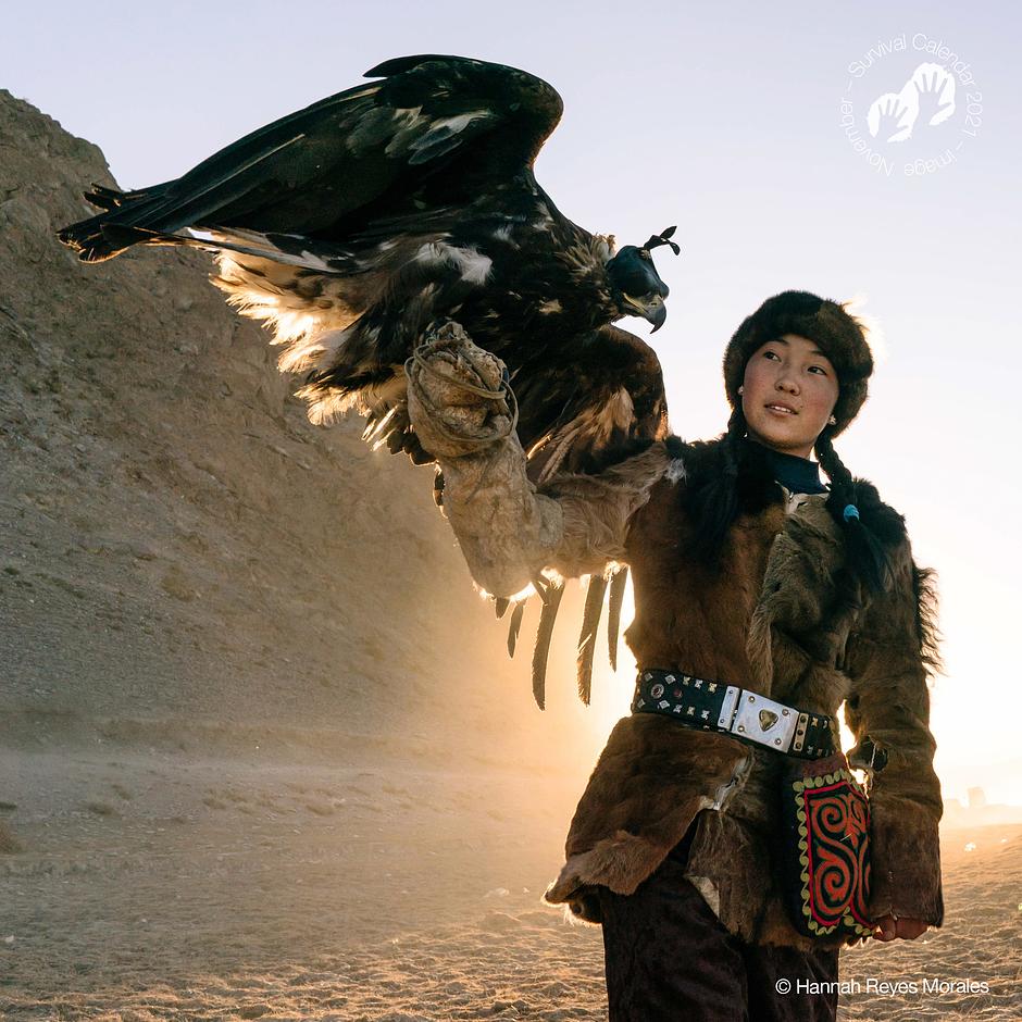 Altai Kazakh, Mongolia, 2018 - Zamanbol, una joven de 14 años, con su águila de caza. Durante la semana Zamanbol vive en la ciudad para poder asistir a la escuela, pero los fines de semana regresa al _ger_ familiar, o _yurt_. Los pueblos indígenas son nuestros contemporáneos y una parte vital de la diversidad humana.

Puedes "comprar aquí el calendario de Survival 2021 “We, The People”":https://tienda.survival.es/collections/calendario-y-tarjetas/products/nuevo-calendario-2021-we-the-people.