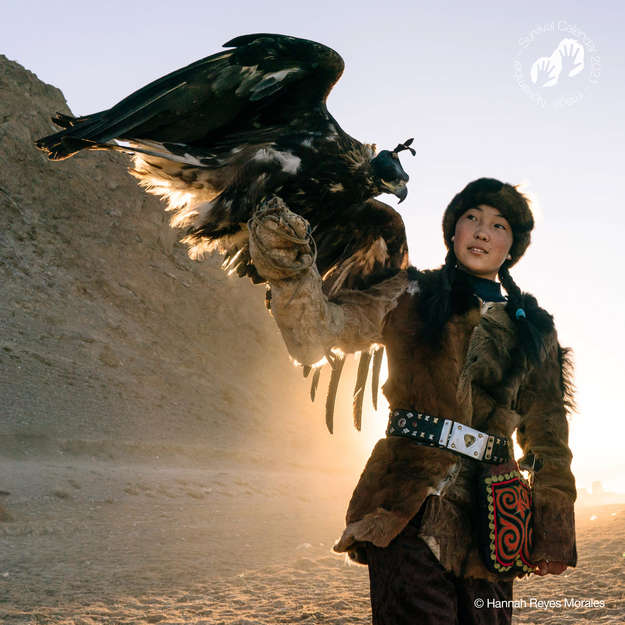 Altai Kazakh, Mongolia, 2018 - Zamanbol, una joven de 14 años, con su águila de caza. Durante la semana Zamanbol vive en la ciudad para poder asistir a la escuela, pero los fines de semana regresa al _ger_ familiar, o _yurt_. Los pueblos indígenas son nuestros contemporáneos y una parte vital de la diversidad humana.

Puedes "comprar aquí el calendario de Survival 2021 “We, The People”":https://tienda.survival.es/collections/calendario-y-tarjetas/products/nuevo-calendario-2021-we-the-people.