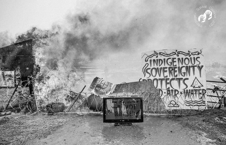 Indígenas mexicanos y otomíes, Campamento de očeti šakówiŋ, EE.UU., 2017 - Las protestas contra el oleoducto Dakota Access Pipeline en Standing Rock ocuparon titulares en todo el mundo. Son un ejemplo brillante de la determinación de los pueblos indígenas por defender sus tierras ancestrales de los daños ambientales. ¡Son los mejores guardianes del mundo natural!

Puedes "comprar aquí el calendario de Survival 2021 “We, The People”":https://tienda.survival.es/collections/calendario-y-tarjetas/products/nuevo-calendario-2021-we-the-people.