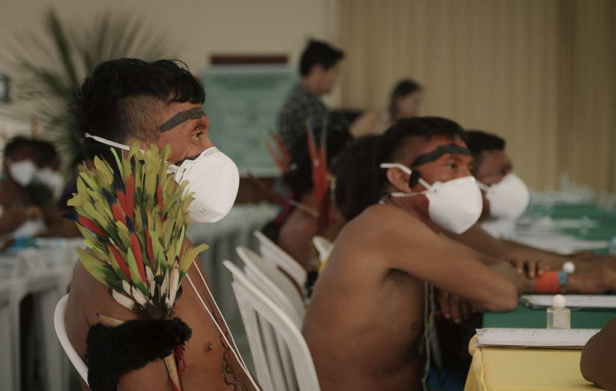 Indígenas Yanomami usam máscaras de proteção durant reunião do conselho distrital de saúde indígena Yanomami, março de 2020.