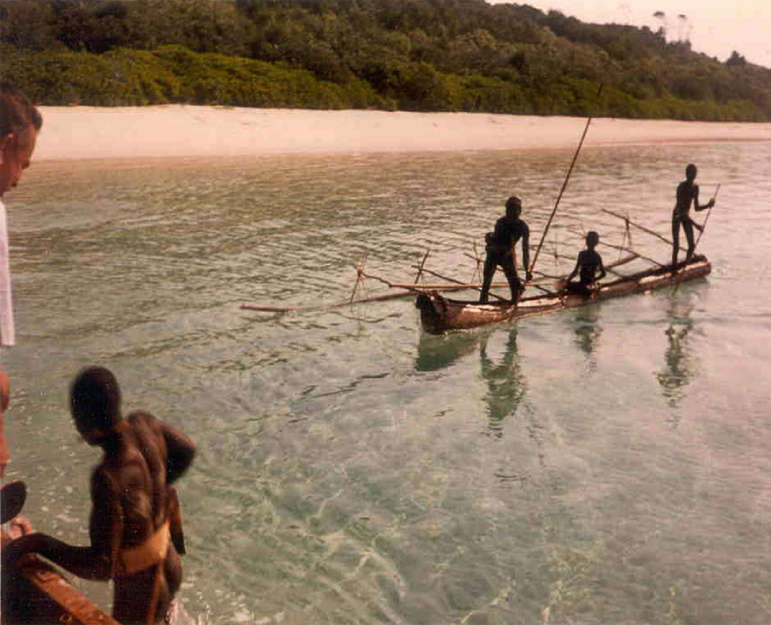 A caça ilegal nas águas ao redor de sua ilha ameaça a sobrevivência do povo indígenas Sentinelese da Índia. Se seus recursos forem esgotados, as consequências podem ser catastróficas.