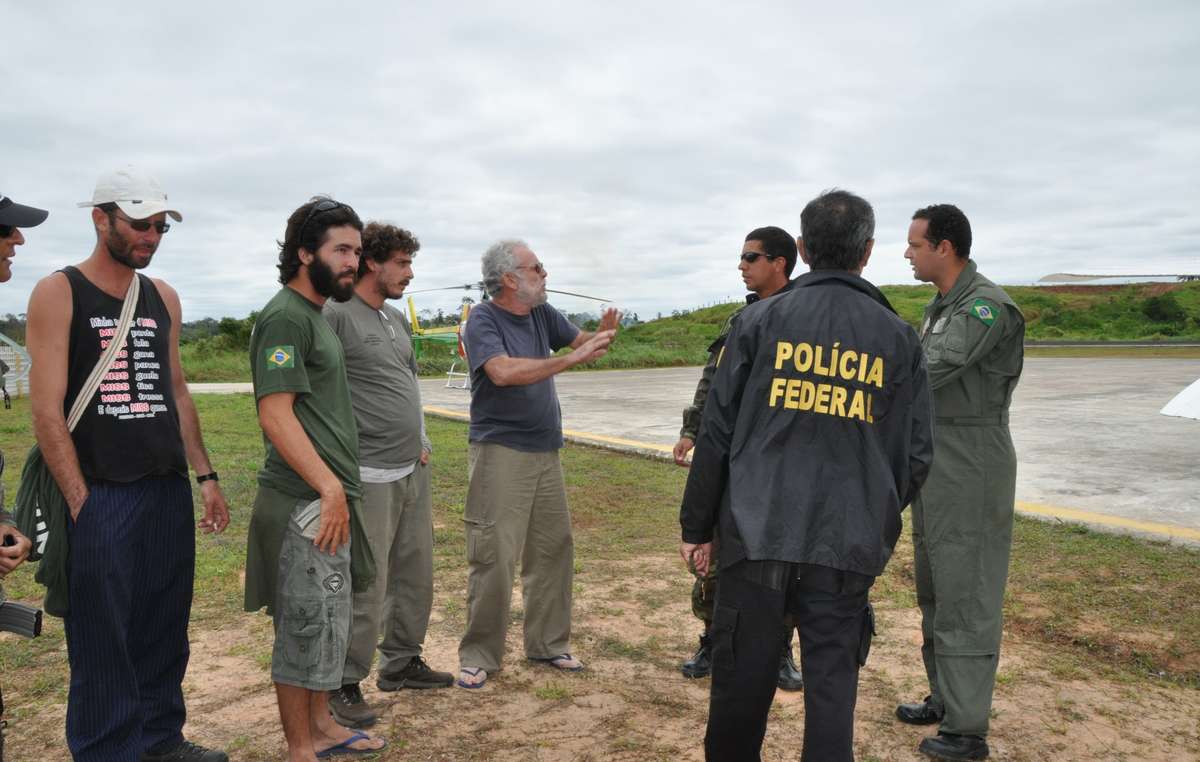 José Carlos Meirelles and Brazilian police at FUNAI 's remote outpost on the Envira river, invaded by drug traffickers.