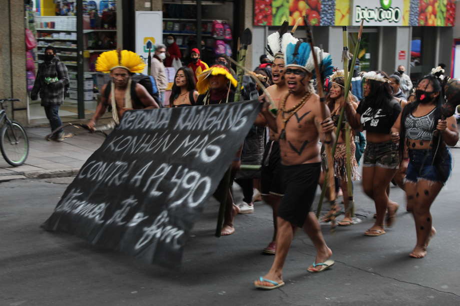 h2. #StopBrazilsGenocide
Der brasilianische Präsident Bolsonaro brüstet sich damit, die indigenen Völker des <u>"Landes endgültig vernichten zu wollen":https://www.survivalinternational.de/brasiliensgenozid</u> und setzt alles daran, dies zu erreichen – doch diese haben dagegen protestiert, demonstriert und mobilisiert. Survival hat ihnen zur Seite gestanden, Proteste in ganz Europa und den USA organisiert, Lobbyarbeit betrieben und Öffentlichkeitsarbeit geleistet.
Wir haben unsere langjährige Unterstützung für die Amazonaswächter*innen und ihren Kampf für den Schutz ihres Waldes für ihre Familien und ihre unkontaktierten Awá-Nachbar*innen fortgesetzt.
