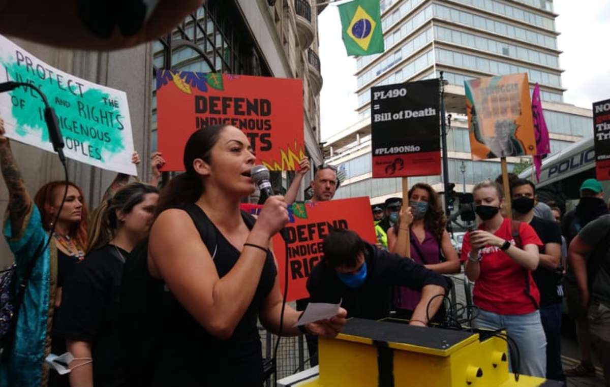 Protesto em frente à embaixada do Brasil em Londres no dia do início da votação do marco temporal.